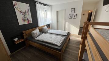 1 Schlafzimmer, Schreibtisch, Reisekinderbett, WLAN