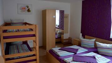 1 Schlafzimmer, Schreibtisch, Reisekinderbett, WLAN