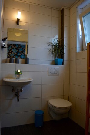Een haardroger, handdoeken, zeep, toiletpapier
