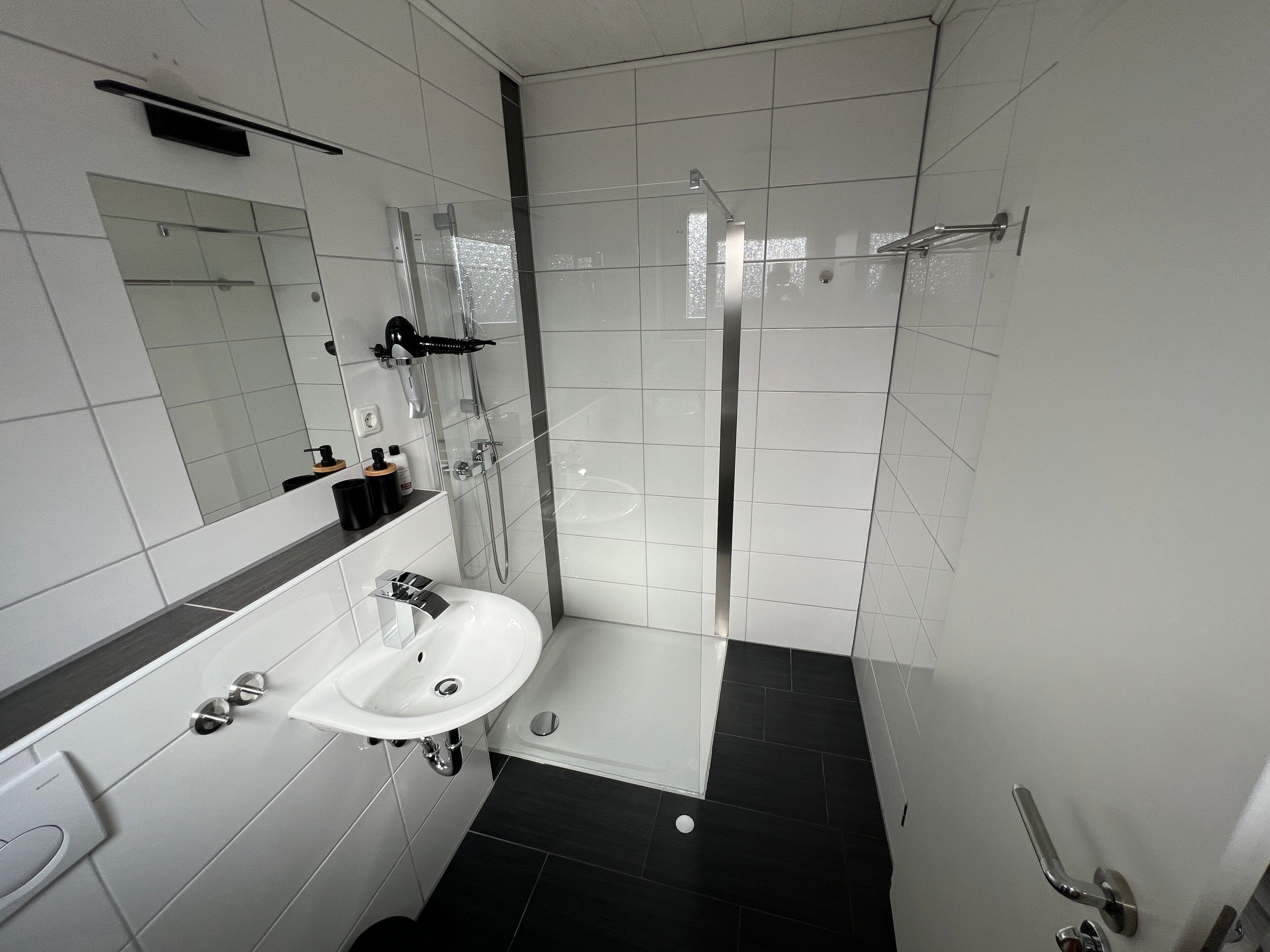 Dusche, Haartrockner, Handtücher, Seife