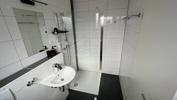 Dusche, Haartrockner, Handtücher, Seife