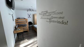 1 Schlafzimmer, Schreibtisch, Reisekinderbett, WLAN