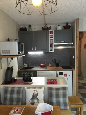 Réfrigérateur, micro-ondes, four, plaque de cuisson