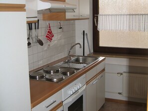 Kühlschrank, Ofen, Wasserkocher mit Kaffee-/Teezubehör, Wasserkocher