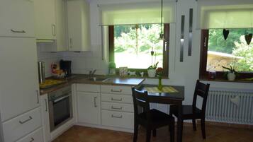 Réfrigérateur, four, cafetière/bouilloire, bouilloire électrique