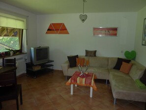 TV - Vacation apartment Kapellenblick, 45sqm, 1 bedroom, max. 3 persons, 1 - 3 (Simonswald)