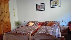 1 bedroom, WiFi, bed sheets - Haus am Bach - Apartment 30sqm, 1 living room / bedroom, max. 3 persons (Freiburg im Breisgau)