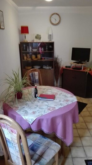 Dining - Haus am Bach - Apartment 30sqm, 1 living room / bedroom, max. 3 persons (Freiburg im Breisgau)