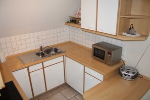 Een koelkast, een microgolfoven, een oven