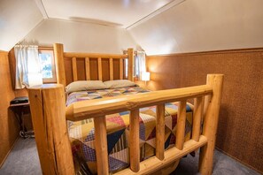 3 dormitorios, tabla de planchar con plancha, cuna de viaje