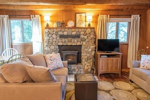 Smart-tv, een open haard en een dvd-speler