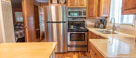 冷蔵庫、電子レンジ、オーブン、コンロ