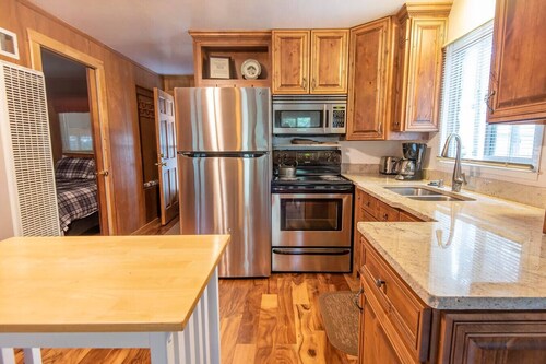 Cozy Log Cabin at Ponderosa Park & Davis Beach!