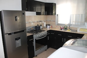 Casa familiar | Cocina privada | Refrigerador con congelador, microondas, horno y licuadora 