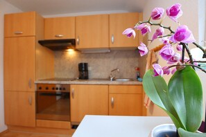 Kühlschrank, Mikrowelle, Ofen, Geschirrspüler