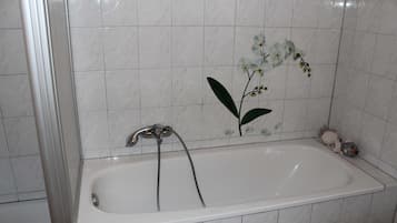 Douche, sèche-cheveux, serviettes fournies