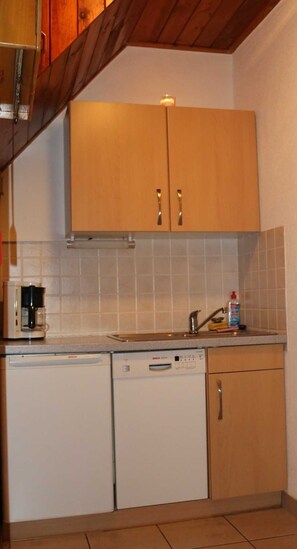 Køleskab, ovn, opvaskemaskine, højstol