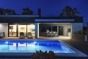 A modern house with a swimming pool, a dining area, and a kitchen. - Fantastic villa with pool, table soccer and BBQ (Fazana)