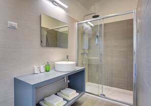 Shower, hair dryer, towels - Fantastic villa with pool, table soccer and BBQ (Fazana)
