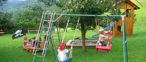Un parc infantil amb balancà, tobogan i espai per escalar.
