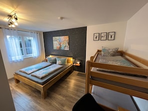 1 bedroom, desk, travel crib, WiFi - Room 2 - Guesthouse Luna (Rust)