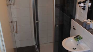 Haartrockner, Handtücher, Seife, Toilettenpapier