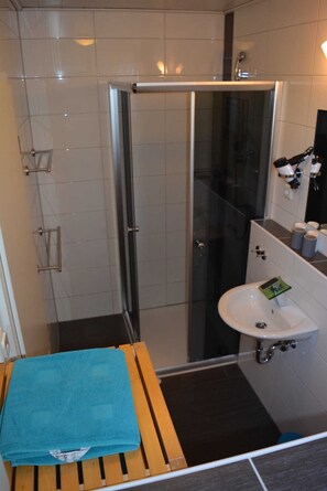 Shower, hair dryer, towels, soap - Room 2 - Guesthouse Luna (Rust)