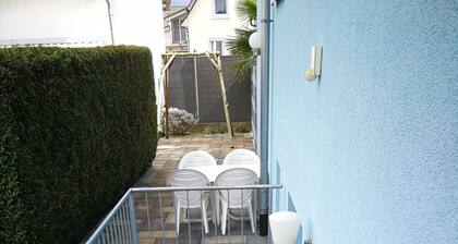 Gästezimmer Sieg - Dreibettzimmer mit Doppelbett und Schlafsofa.