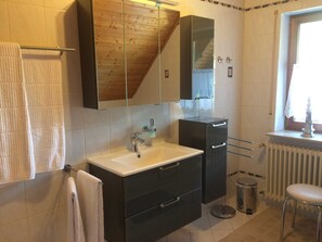 Shower, towels - Double room with WC and shower - Gästehaus Birgitte (Ettenheim)