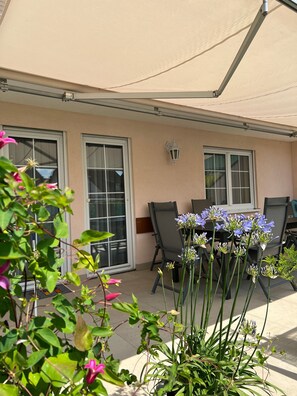 Outdoor dining - Apartment Roter Stein - Apartment 80sqm with terrace (Freiburg im Breisgau)