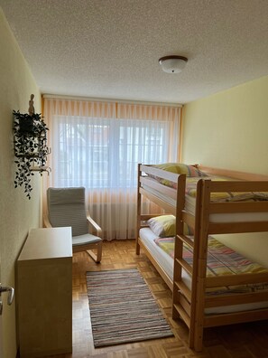 3 slaapkamers, reisbedje, wifi, beddengoed