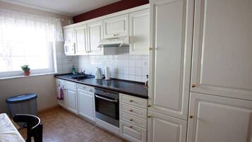 Kühlschrank, Mikrowelle, Ofen, Geschirrspüler