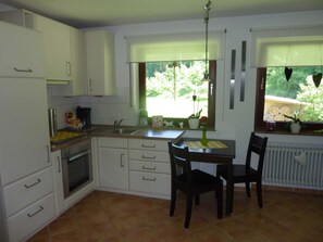 Réfrigérateur, four, cafetière/bouilloire, bouilloire électrique