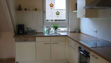 Kühlschrank, Mikrowelle, Ofen, Geschirrspüler