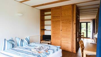 1 bedroom, desk, travel crib, WiFi