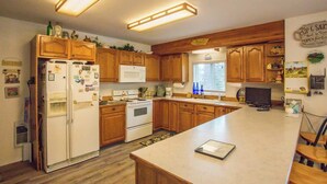 Coffee/tea maker, fridge, microwave, oven - McCall Retreat on Golf Course Minutes to Downtown (McCall)