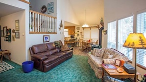 Smart TV, fireplace, DVD player - McCall Retreat on Golf Course Minutes to Downtown (McCall)