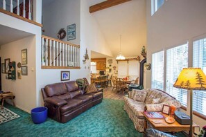 Smart-TV, Kamin, Bücher