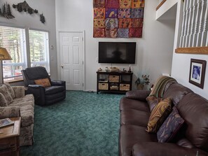 Smart TV, chimenea y libros 