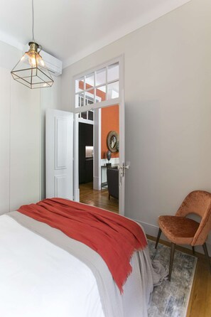 2 Schlafzimmer, Schreibtisch, Bügeleisen/Bügelbrett, Reisekinderbett