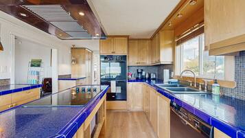 Jääkaappi, mikroaaltouuni, uuni, liesi