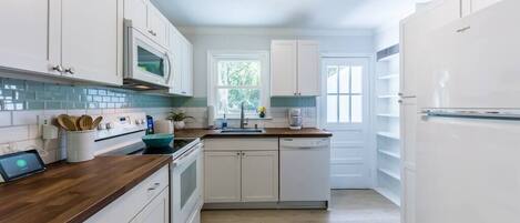 Kylskåp, mikrovågsugn, ugn och spishäll