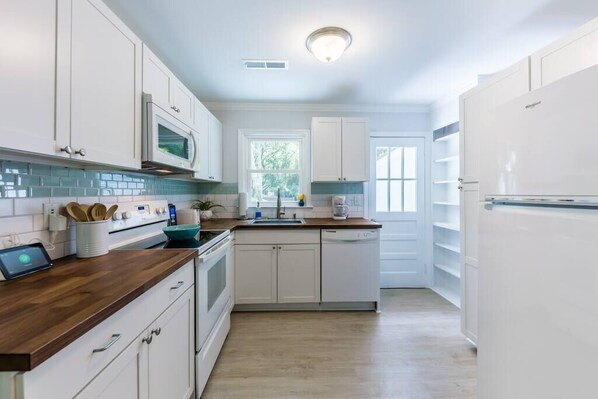 Jääkaappi, mikroaaltouuni, uuni, liesi