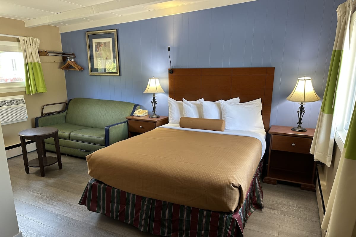 Room, 1 Queen Bed, Non Smoking, Refrigerator & Microwave