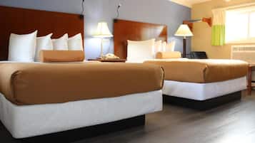 Ropa de cama de alta calidad y caja de seguridad en la habitación