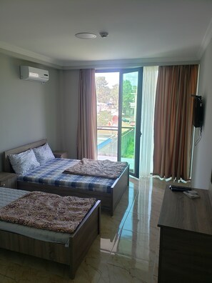 Standard Triple Room | WiFi (free) - Mia Guest House (Ureki)