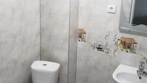 Grand Room | Bathroom | Bathtub, free toiletries, hair dryer - Mia Guest House (Ureki)