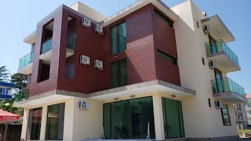 Mặt tiền nơi lưu trú