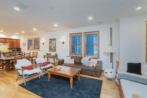 Smart TV, fireplace, DVD player, stereo