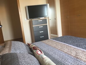 3 chambres, fer et planche à repasser, lit de bébé portatif